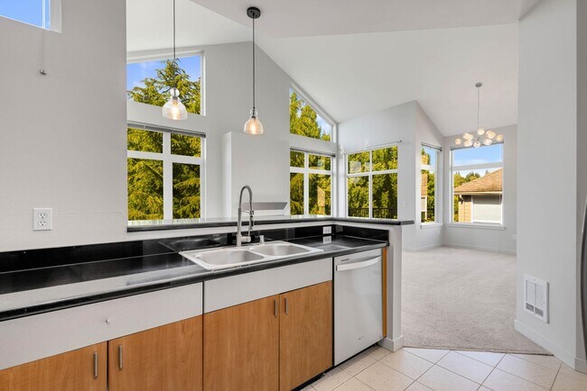 Foto del edificio - Kirkland Top Floor Large 1 BR+ 1 BA Condo with High Ceilings