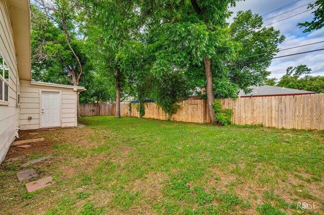Foto del edificio - Charming 4 bedroom/2 Bath Home COMING SOON!