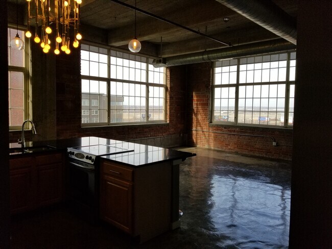 Foto del edificio - 321 W 7th St