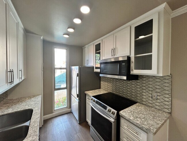 Foto del edificio - Beautiful 1BD/1BA W/ Reserved Parking and Laundry On-Site in La Jolla!