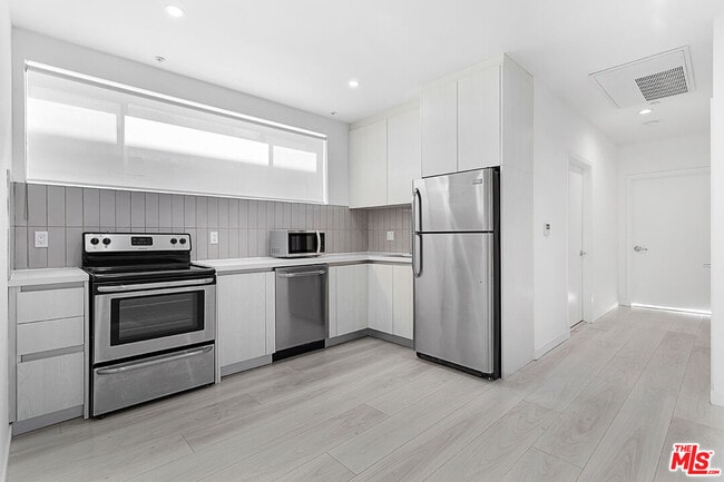 Building Photo - 1526 Armacost Ave