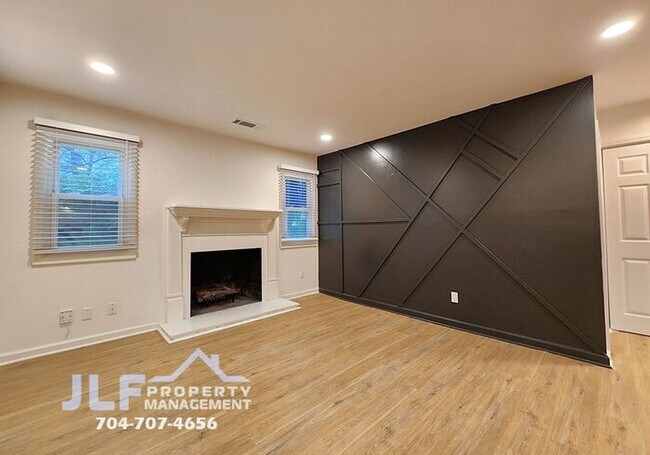Building Photo - Freshly Updated 2/2 Duplex with Modern Fix...