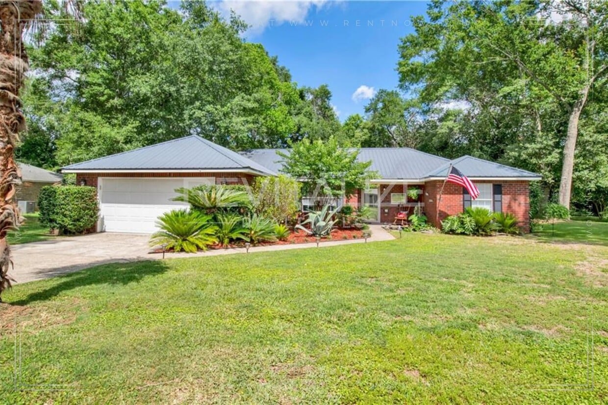 Foto principal - Beautifully Updated 3/2 Brick Home in Fole...