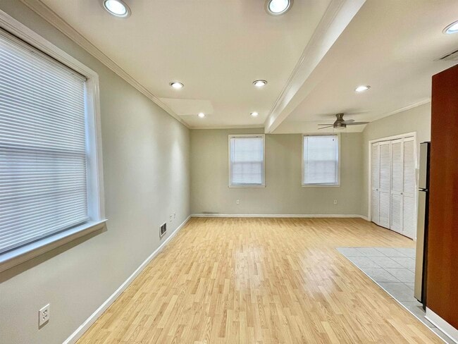 Building Photo - 196 Zabriskie St