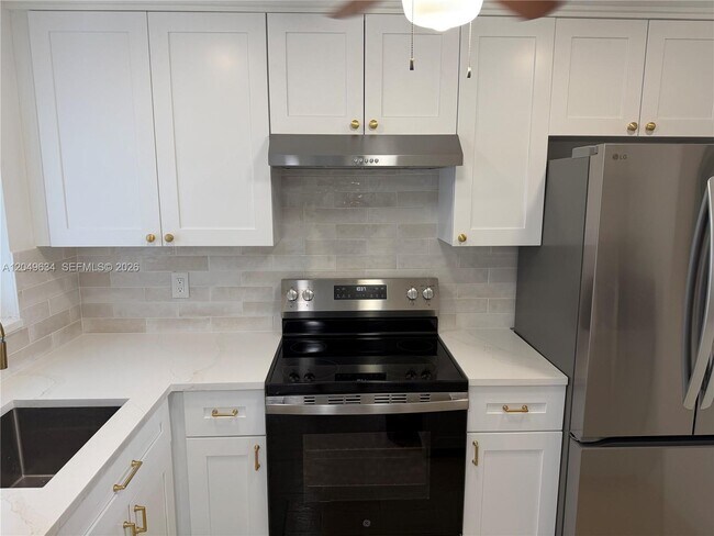 Foto del edificio - 8135 Sunrise Lakes Blvd