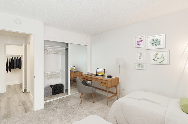 Habitación con 2 camas dobles en Nutwood East Apartments - Nutwood East Apartments