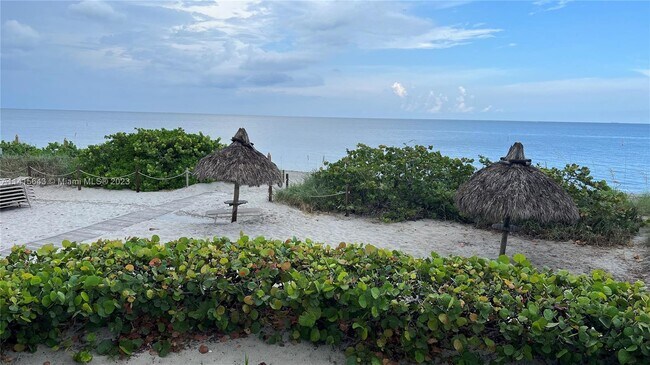 Foto del edificio - 1121 Crandon Blvd