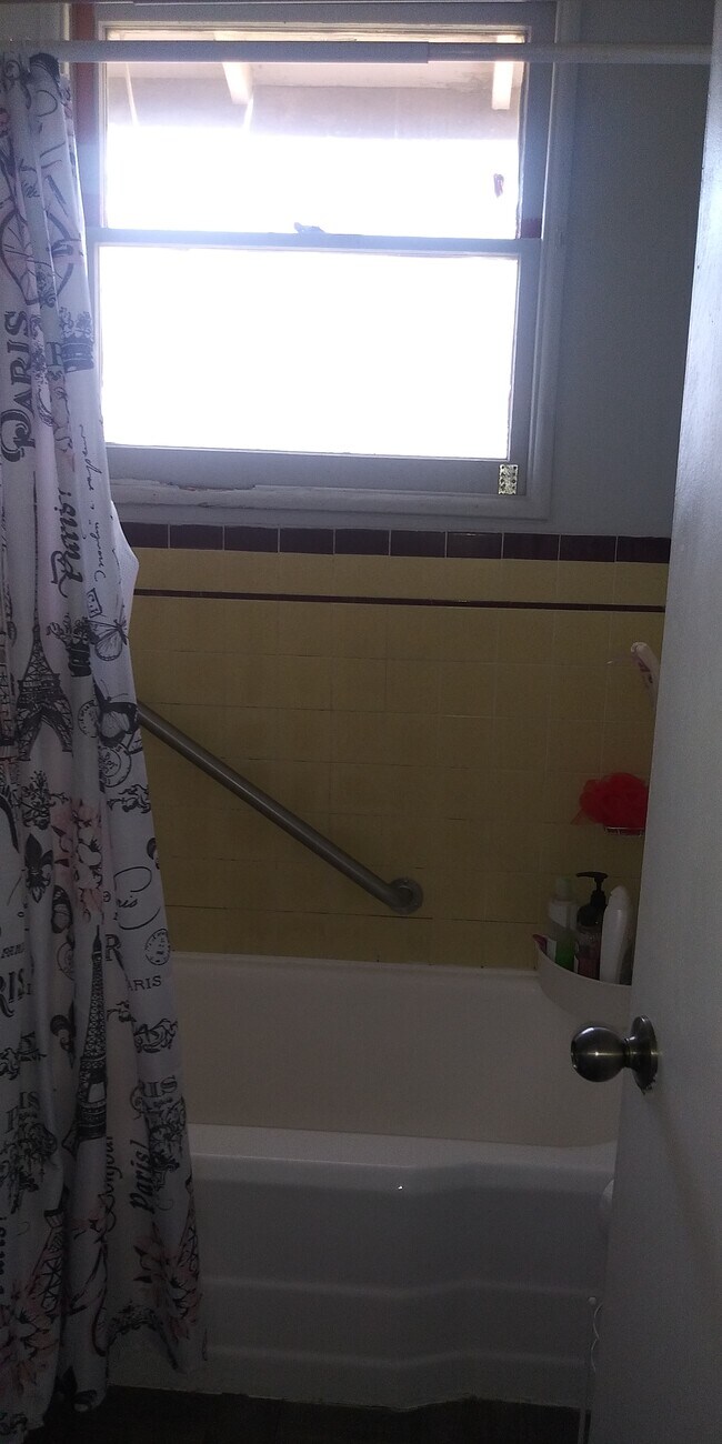 Foto del edificio - 4376 W 137th St