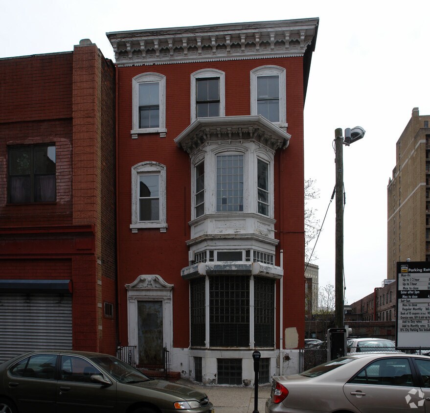Building Photo - 26 Halsey St