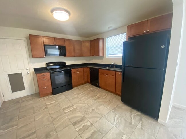 Building Photo - Livermore, 2 Bed/2 Ba., Back Unit, Large L...