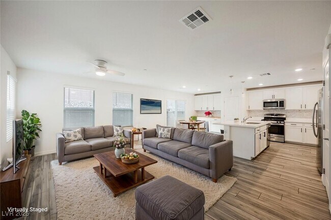 Foto del edificio - 376 Yellow Finch Ln