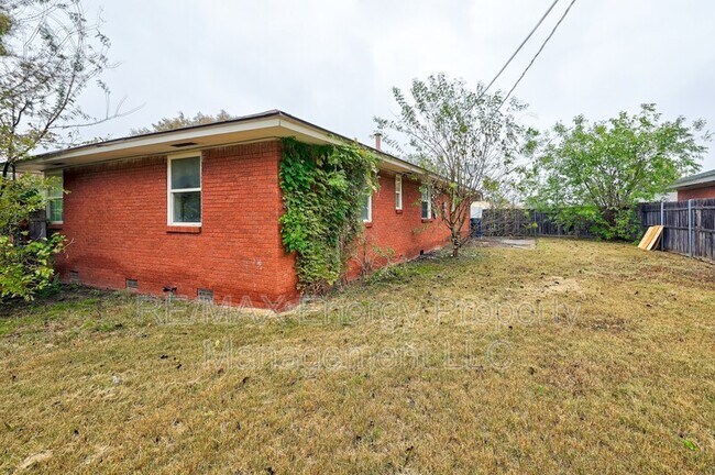 Building Photo - 4816 N Terry Ave