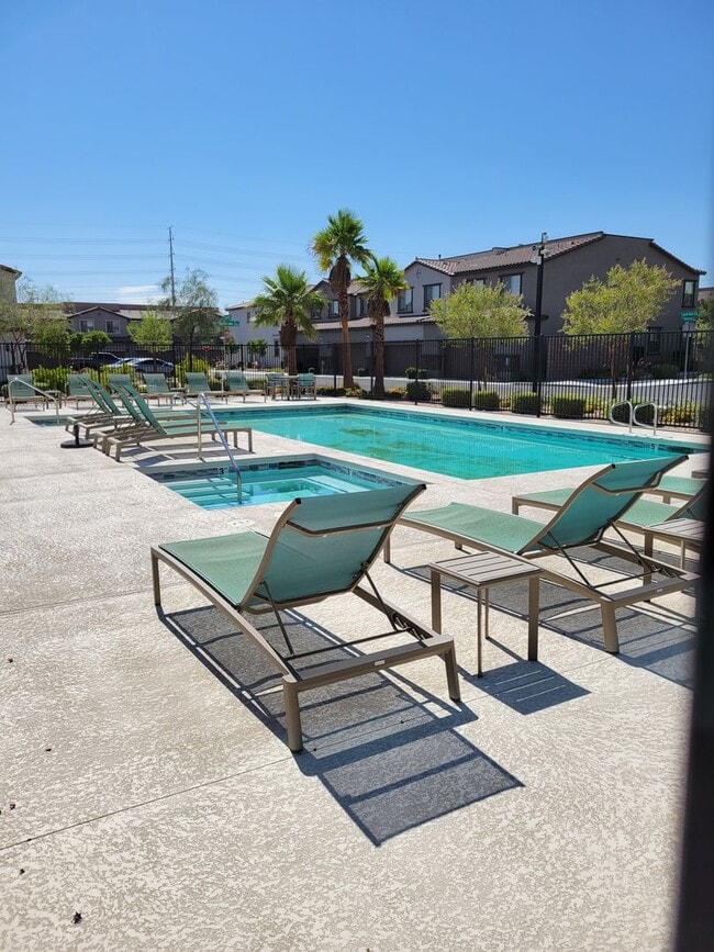 Foto del edificio - Beautiful 2 story with Roof Top Deck