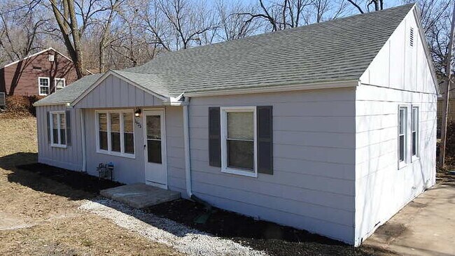 Foto del edificio - Cozy 3 bedrooms and 2 full baths home located on Holt Lane in Kansas City, KS