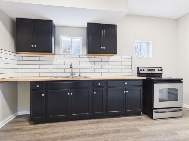 Building Photo - Spacious 4 Bedroom Single Family on Susquehanna St with Off Street Parking