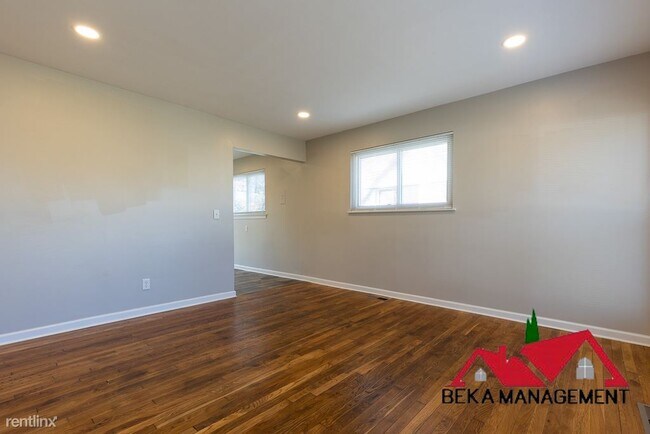 Building Photo - 3 br, 1.5 bath House - 650 Eugene St