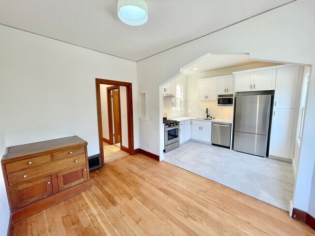 Building Photo - 2BR/1BA Prime Telegraph Hill Single Family...