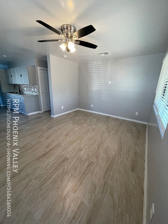 Building Photo - No Carpet + Custom Paint Central Phx 3/2 D...