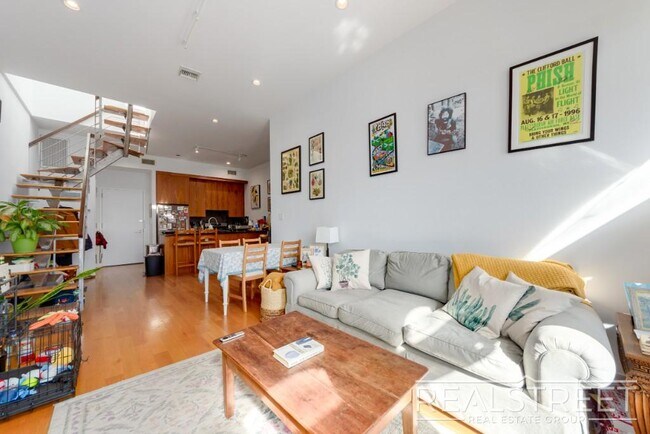 Foto del edificio - LOFT-LIKE 1 BED w PRIVATE ROOF DECK + LAUNDRY IN-UNIT