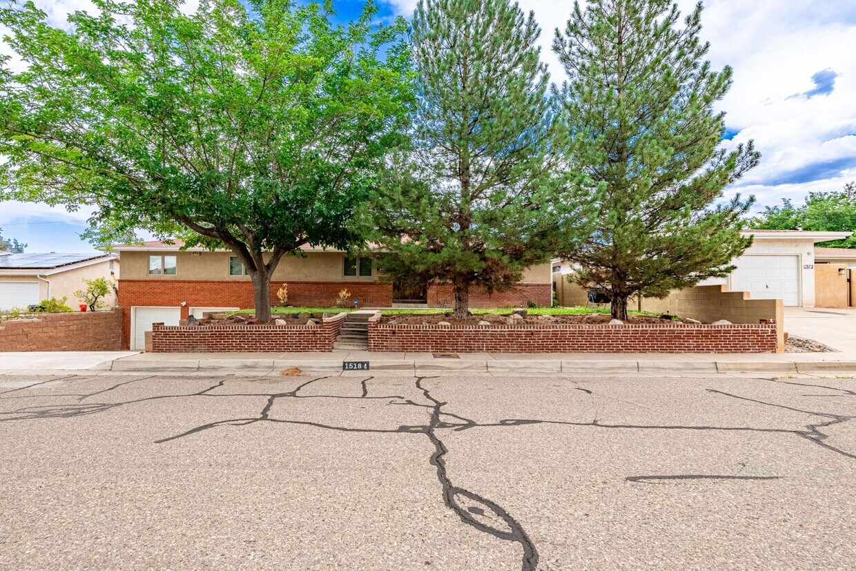 Foto principal - 1518 Wellesley Dr NE