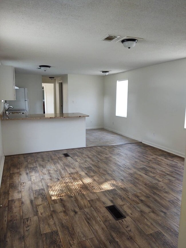 Building Photo - Coming Soon!!! 124 Littleton-Midway Park