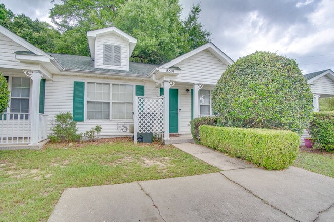 Building Photo - Adorable Updated 2BR Cottage-Style Townhom...