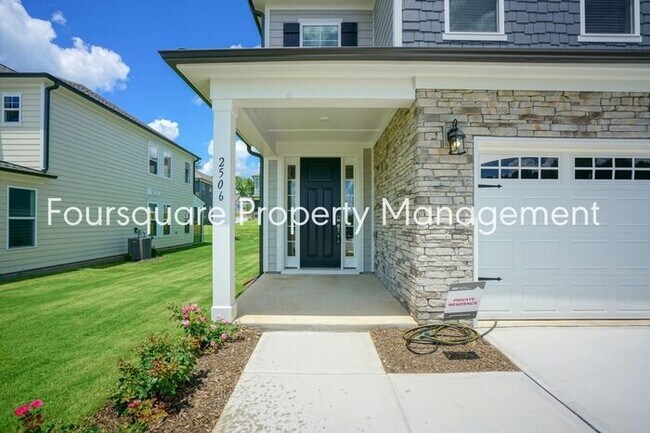 Foto del edificio - Townhome | Hardwood Flooring | 2 Car Garage