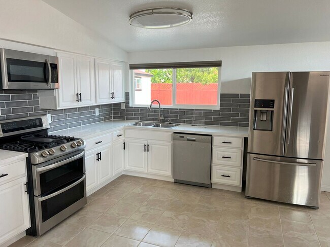Foto del edificio - UPDATED BRIGHT OPEN LAYOUT LARGE BACK YARD...