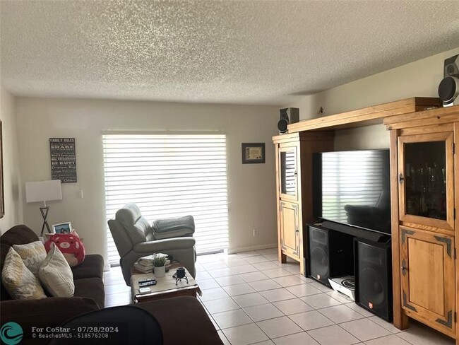 Building Photo - 21915 Lake Forest Cir