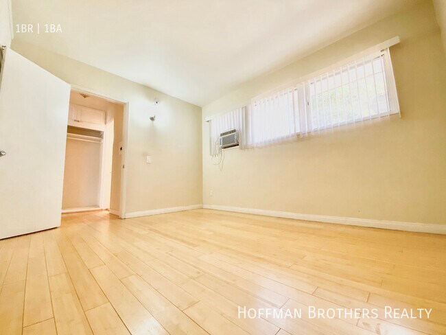 Building Photo - 1324 N Flores St
