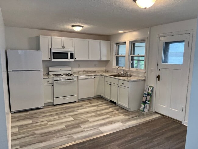 Foto del edificio - Available August 2026: Monthly rent $2,850.