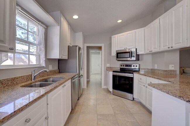 Building Photo - 12135 SW Elsinore Dr