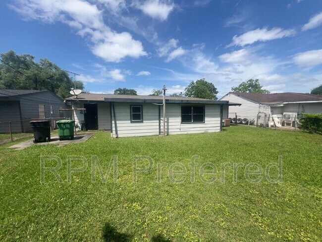 Foto del edificio - 5810 Glenhurst Dr