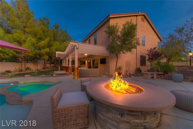 Foto del edificio - 236 Living Springs Pl