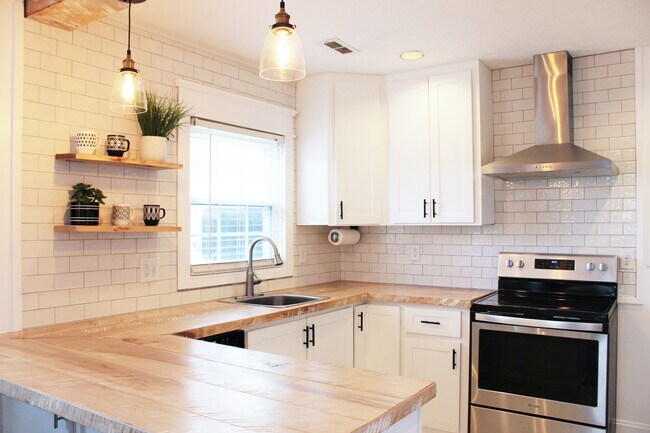 Building Photo - 1008 W McKennie Ave