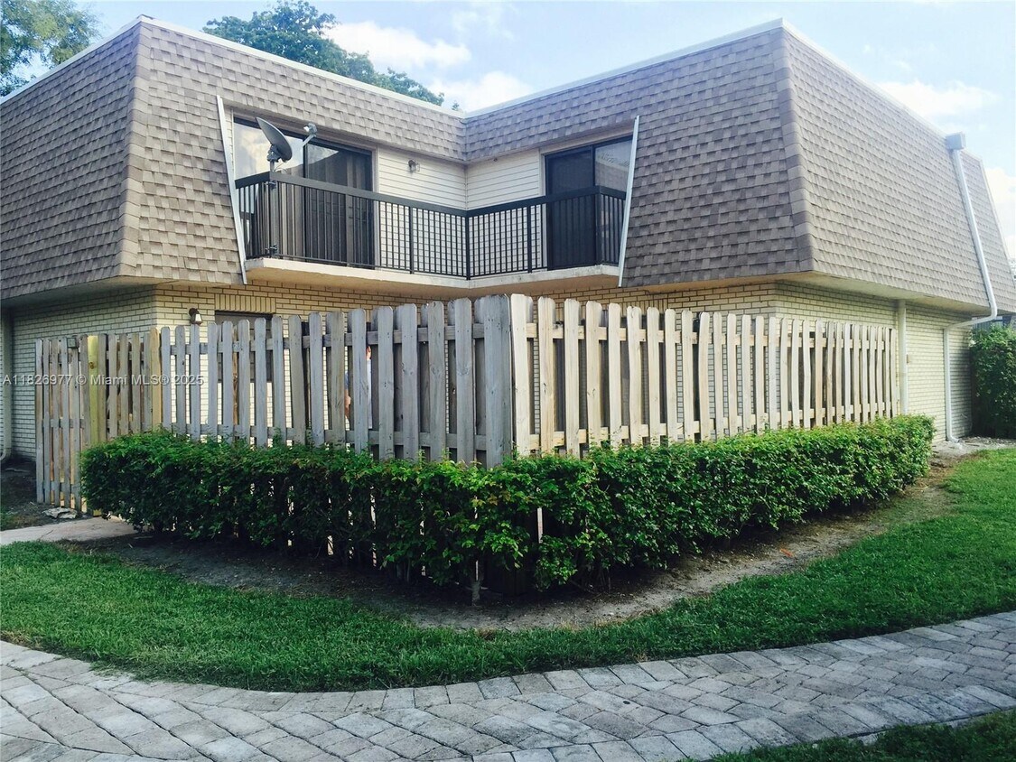 Foto principal - 8205 SW 23rd Ct