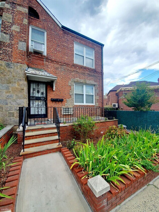 Primary Photo - 3 br, 2 bath House - 6753 Clyde St 1