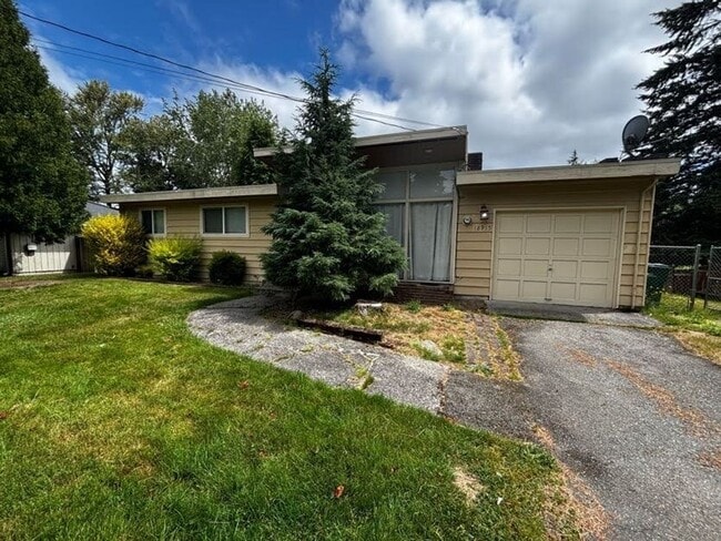 Building Photo - Charming 3-Bedroom Rambler with Spacious Yard & Convenient Location