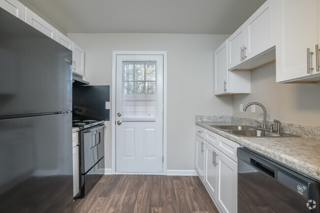 1BR, 1BA - 775SF - Kitchen - Belmont Crossing