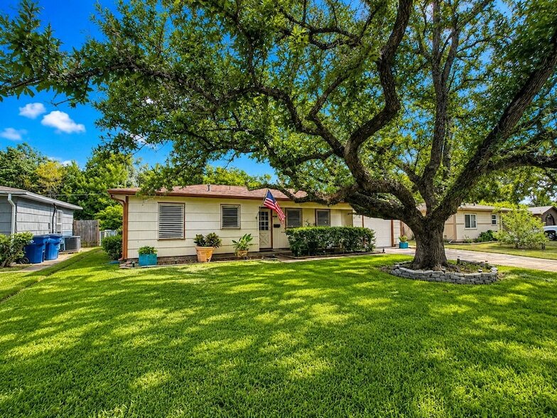 Foto del edificio - 5013 Live Oak Dr