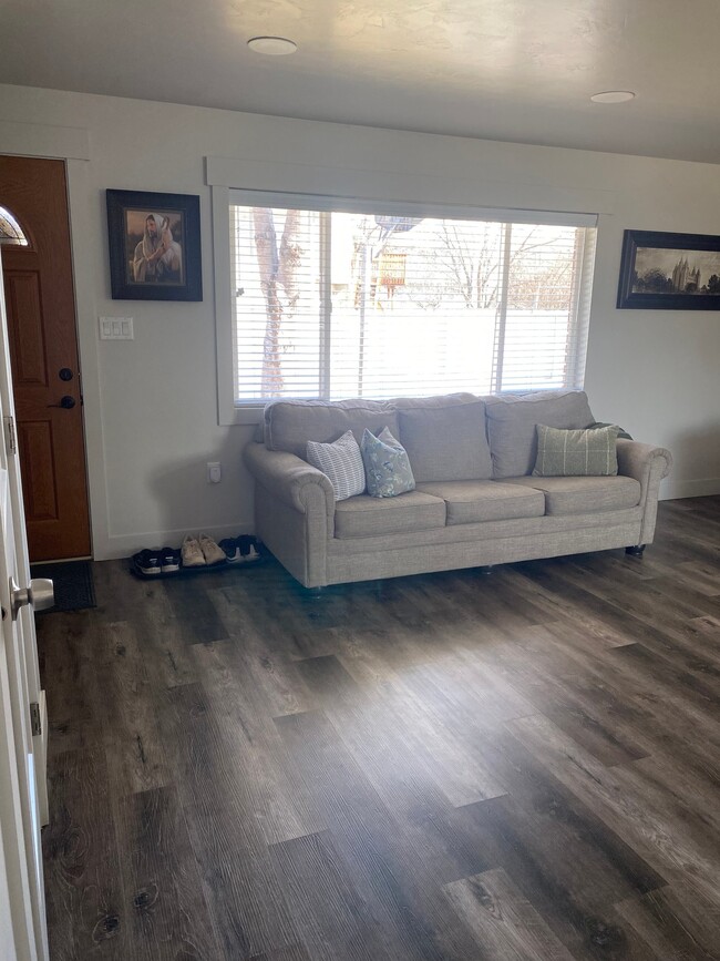 Building Photo - 450 E 200 S