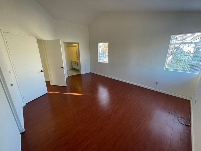 Building Photo - LARGE 4 BEDROOM HOME IN MORENO VALLEY FOR ...