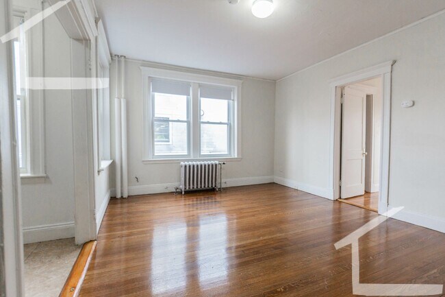 Foto del edificio - No Brokers Fee, No Security Deposit, Heat, Hot Water Included, Central Location