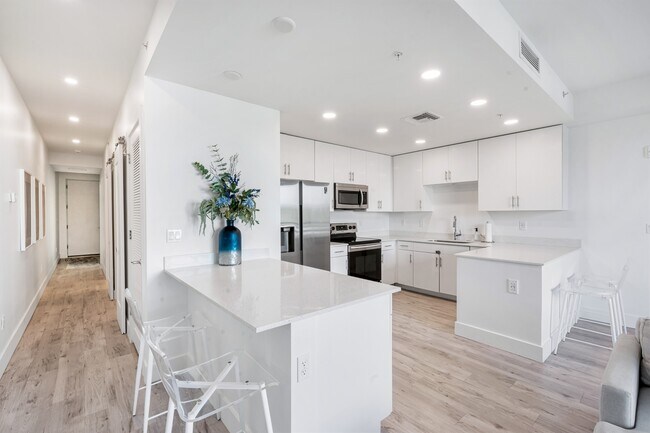 Building Photo - 1709 N Tamiami Trail