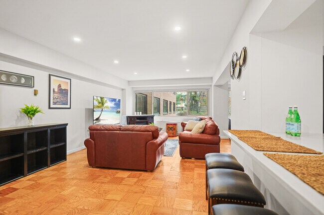 Foto del edificio - 4201 Cathedral Ave NW