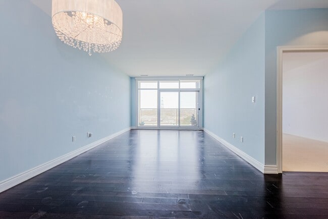 Building Photo - 1-601 Leaside Park Dr