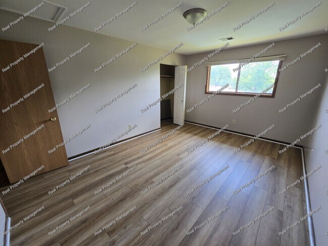 Foto del edificio - Clean 2 Bedroom 2nd Floor Apartment