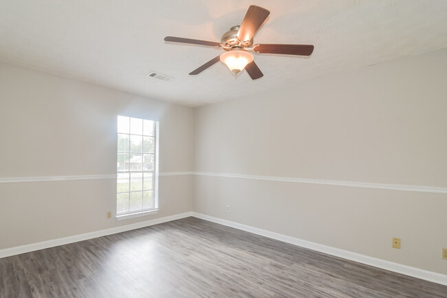 Building Photo - Cute 3 Bedroom Home