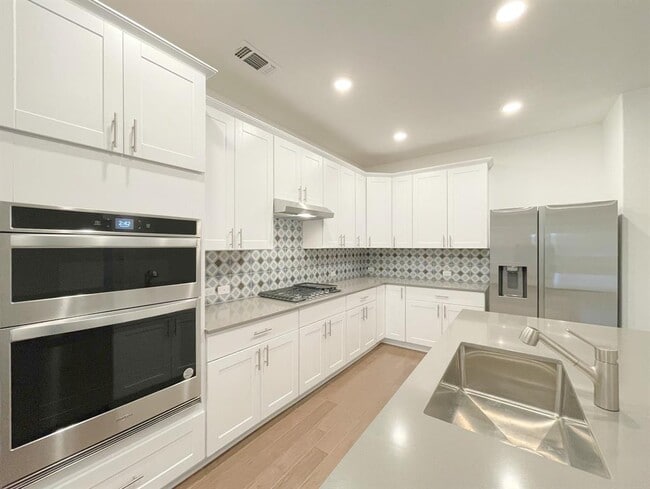 Foto del edificio - 6825 Ellsworth Walk