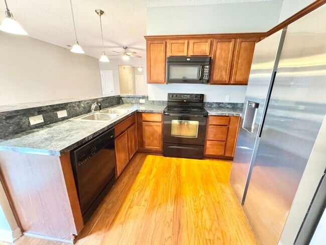 Foto del edificio - Townhome located in Live Oak!!